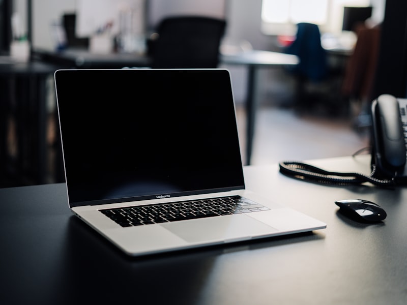 电脑屏幕上显示WhatsApp网页版界面，旁边放着一部手机